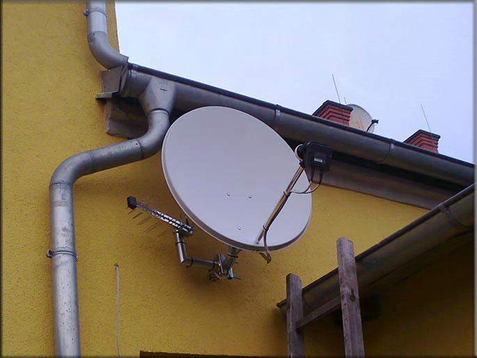 Montáž antény se satelitem na Žatecku. [Montáž satelitu proběhla k oboustranné spokojenosti :-).]